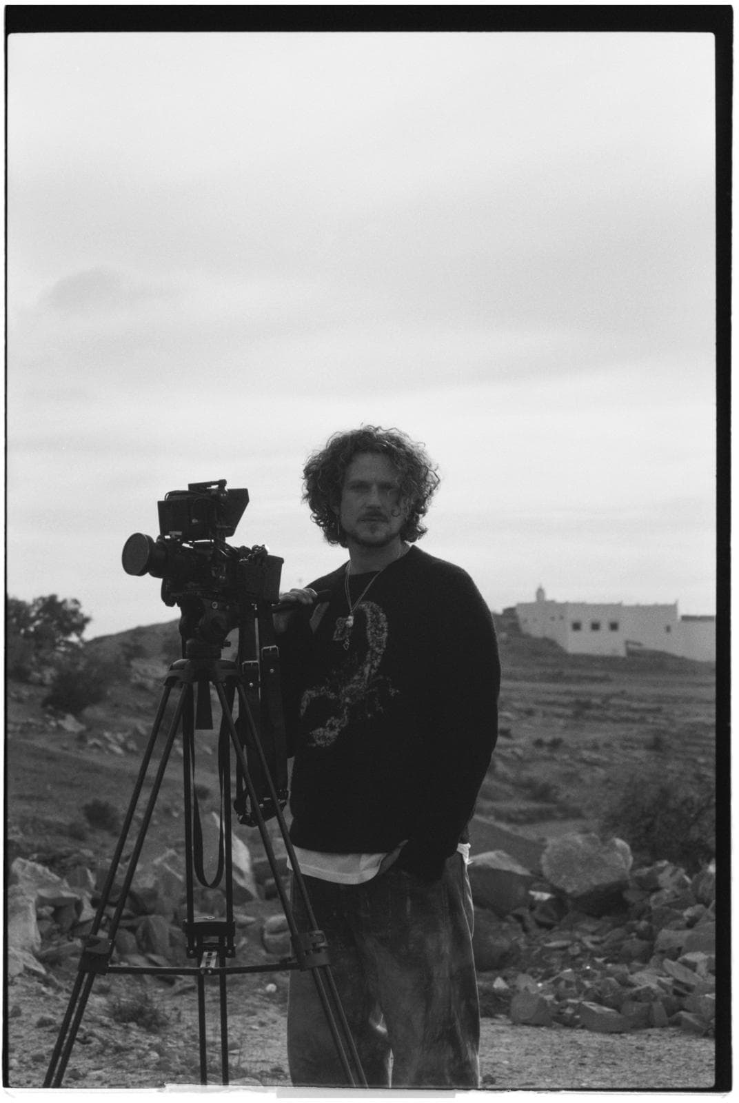 Timo Tommasini, filmmaker en videograaf van Timotion Studio, achter een cinemacamera op locatie